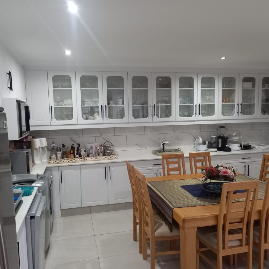 4 Bedroom Property for Sale in Menkenkop Western Cape